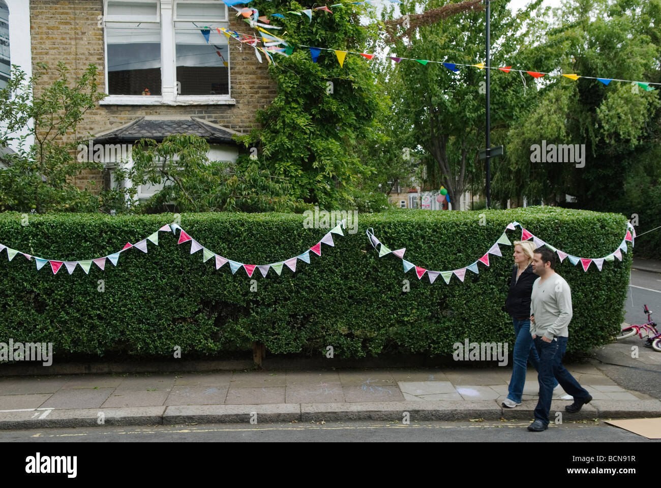 Fête de rue. Le Big Lunch Bunkting. Un projet Eden pour aider à bâtir la cohésion communautaire Walthamstow Londres E17 2009 2000 HOMER SYKES Banque D'Images