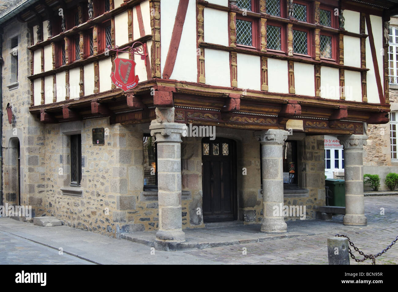 Vieux bâtiments à colombages à Dinan en Bretagne Banque D'Images