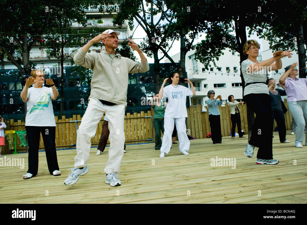 Paris, France, groupe de Français senior activités adultes, pratiquer l'exercice chinois 'Tai Chi' à l'événement public 'Paris Plage', Festival d'été, Banque D'Images