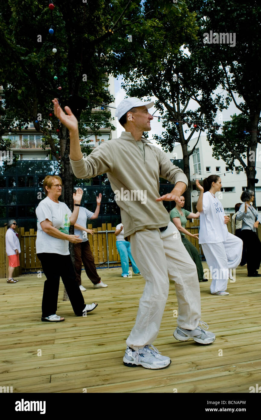 Paris, France, activités de groupe pour personnes âgées, adultes pratiquant « l'exercice chinois » « le Tai Chi » à « Paris plages » activités parascolaires pour adultes Banque D'Images