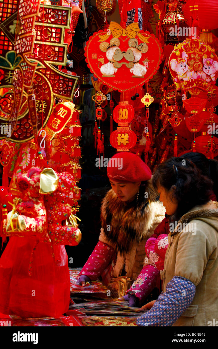 Les personnes ayant choisi la couleur rouge décoration du Nouvel An chinois,  Shanghai, Chine Photo Stock - Alamy