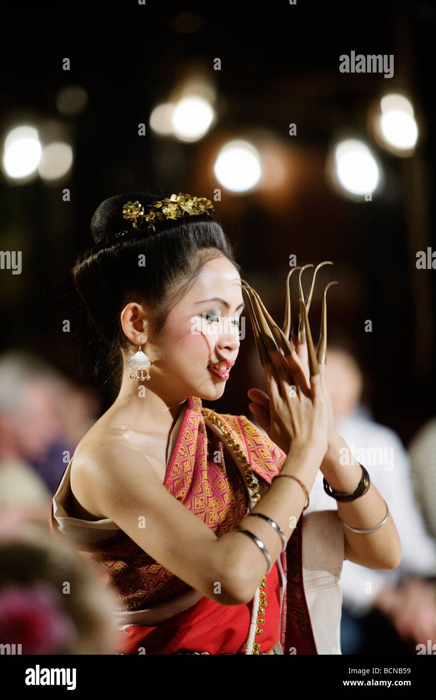 Un danseur à un spectacle touristique à Chiang Mai, Thaïlande. Banque D'Images
