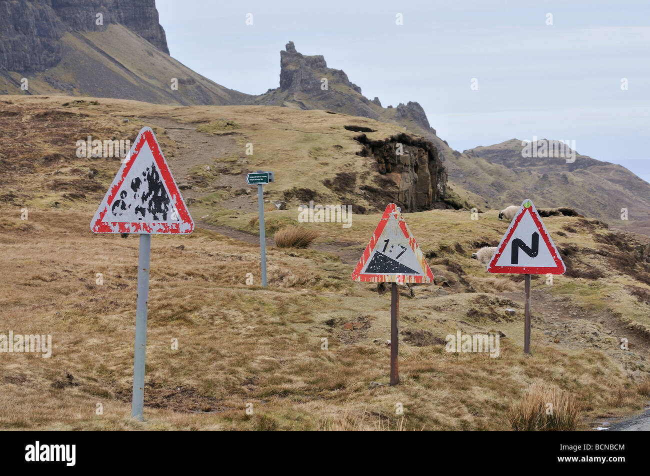 Une collection de panneaux sur la route d'Uig avec le Quiraing en arrière-plan, Skye, Scotland, UK, Europe Banque D'Images