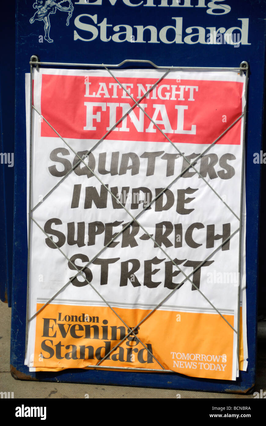 Les squatters envahissent super riches titre sur la rue London Evening Standard panneau Journal Banque D'Images
