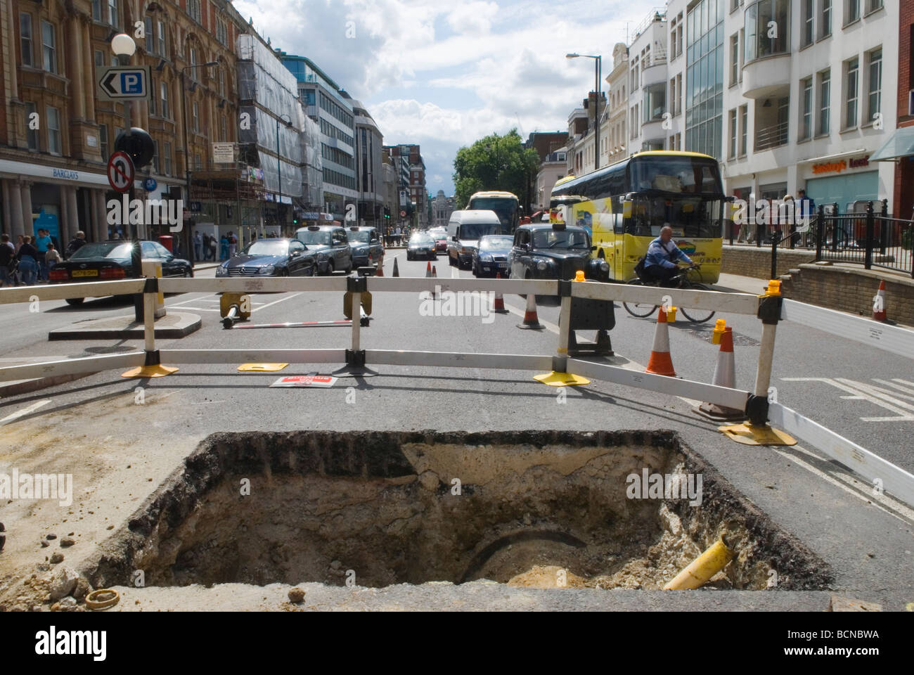 Les travaux routiers trou dans le road Knightsbridge Londres Angleterre Banque D'Images