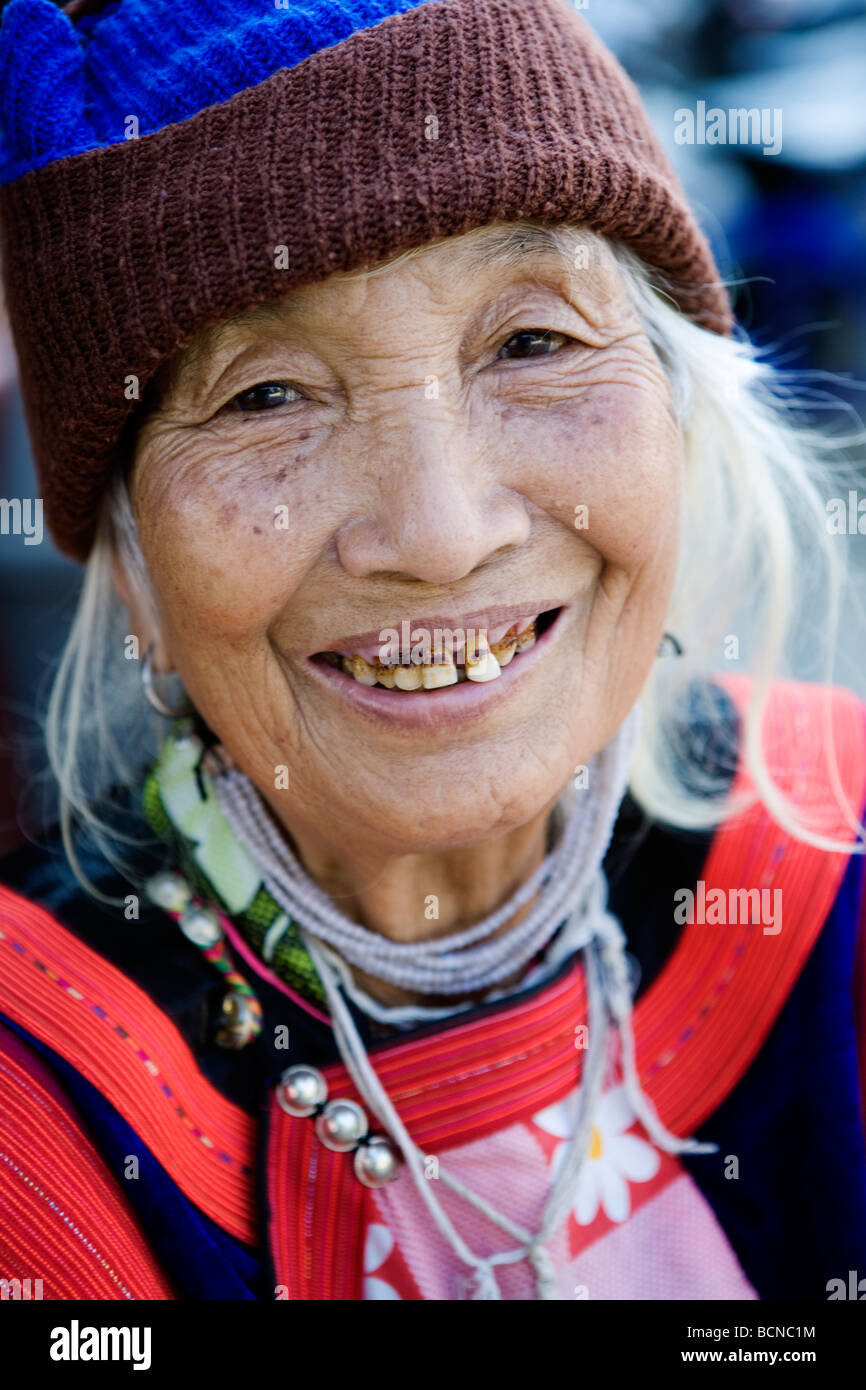 Une vieille femme Karen sourit aux dents pourries. Pai ville, en Thaïlande. Banque D'Images