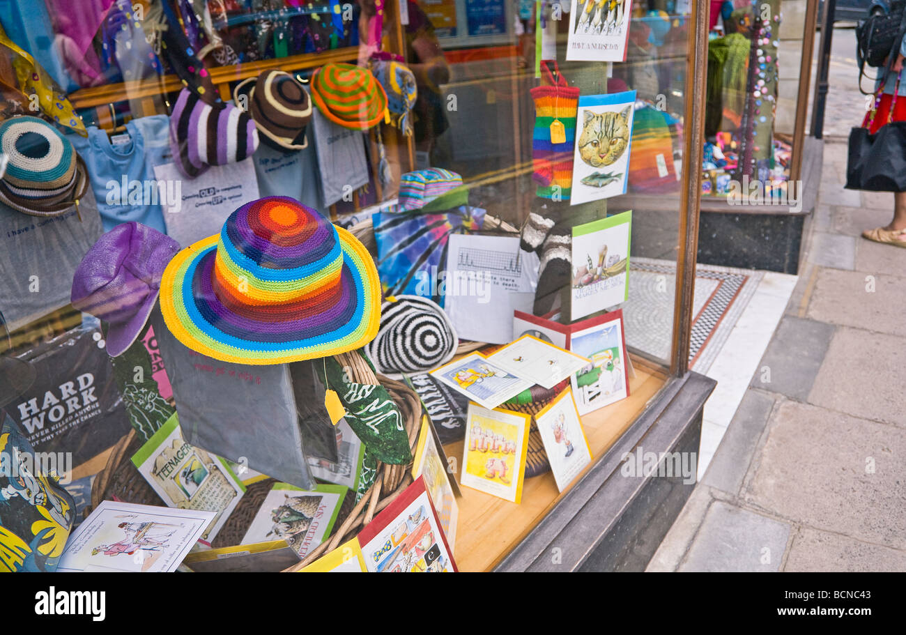 Nouveauté colorés chapeaux, cadeaux et cartes sur l'affichage dans une vitrine. Ville balnéaire de Swanage, Dorset. UK. Banque D'Images