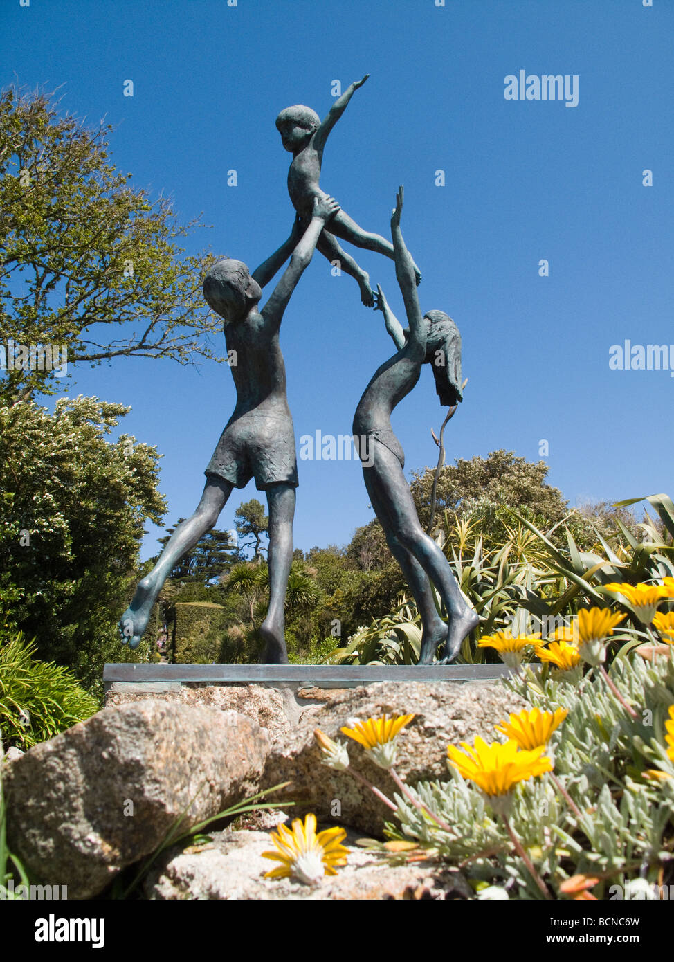 Enfants au jeu de Tresco Tresco Abbey Gardens sculpture Penzance Cornwall Angleterre GO Banque D'Images