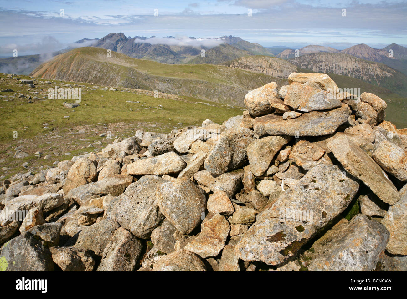 Vue depuis le sommet du cairn Beinn na Caillich à Beinn Dearg Mhor et la chaîne de montagnes Cuillin, Isle of Skye, Scotland Banque D'Images