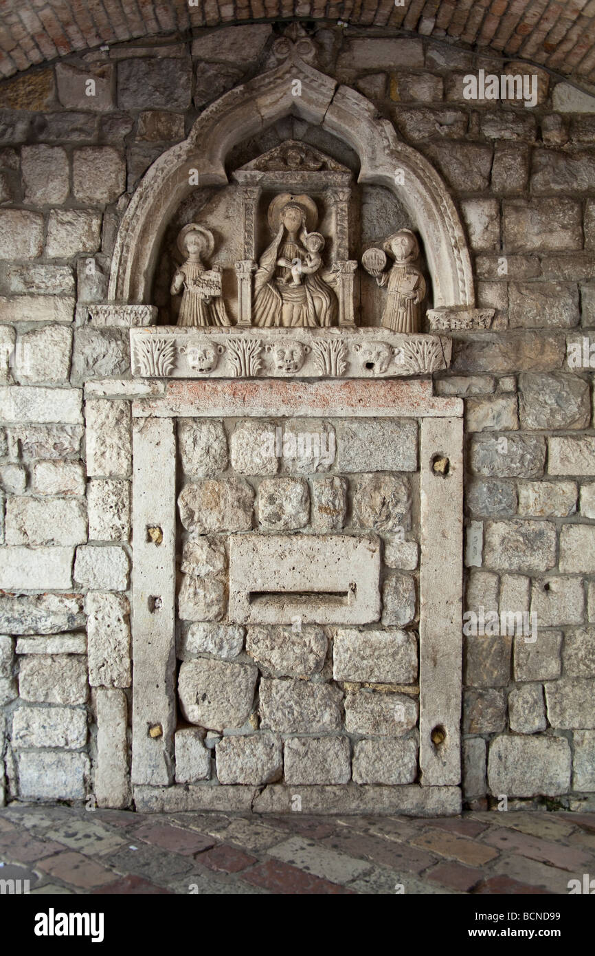 Scène religieuse sur l'ancien mur de la ville de Kotor Banque D'Images