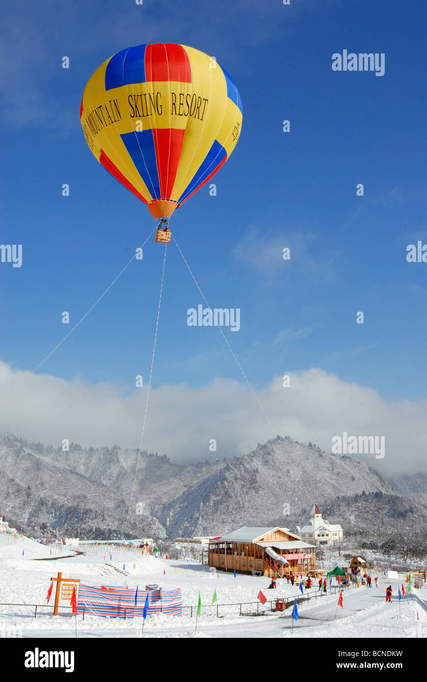 Plus de ballon géant de Ski de Xiling, neige, Montagne Xiling Dayi County, province du Sichuan, Chine Banque D'Images