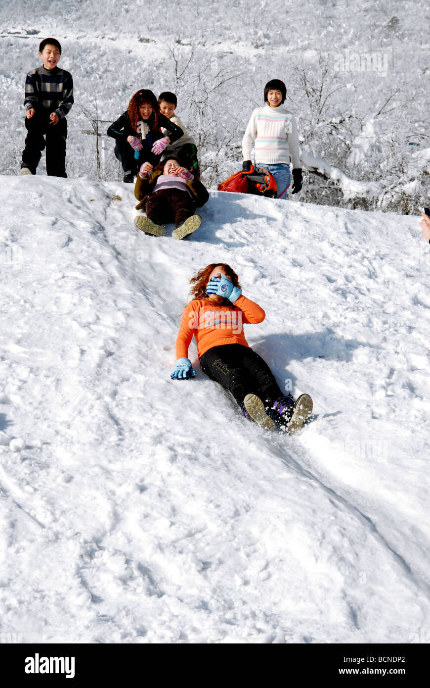 Les jeunes femmes en glissant sur la pente de ski de Xiling, Xiling, Snow Mountain, Dayi County, province du Sichuan, Chine Banque D'Images