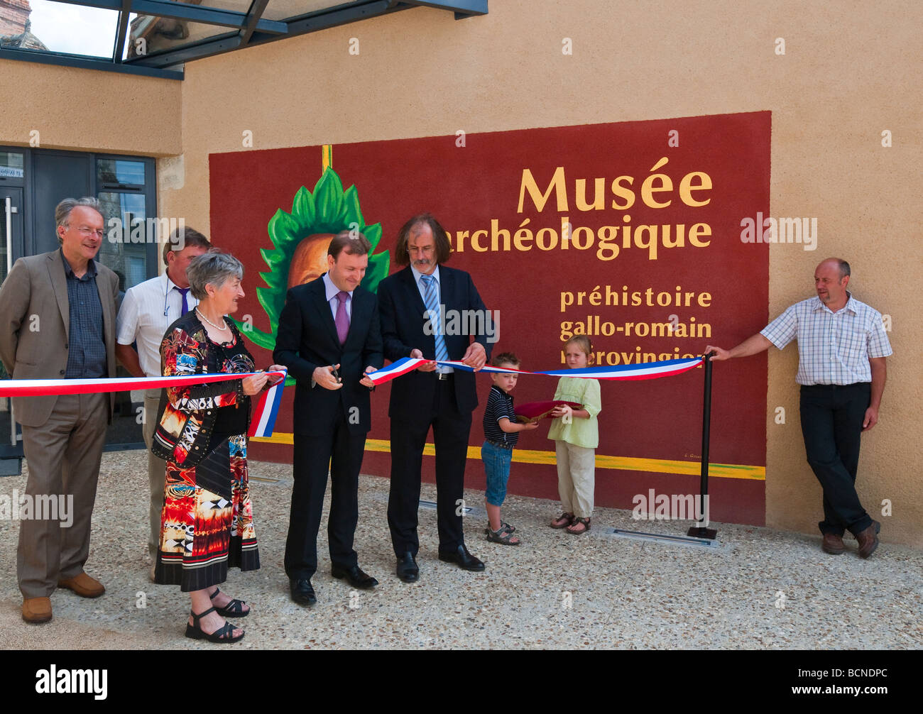 Couper le ruban à l'ouverture officielle du nouveau converti Musée Archéologique / Musée archéologique - Martizay, Indre, France. Banque D'Images