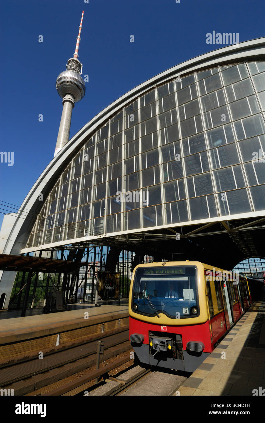 La gare Alexanderplatz Berlin Allemagne La Fernsehturm, la tour de télévision Banque D'Images