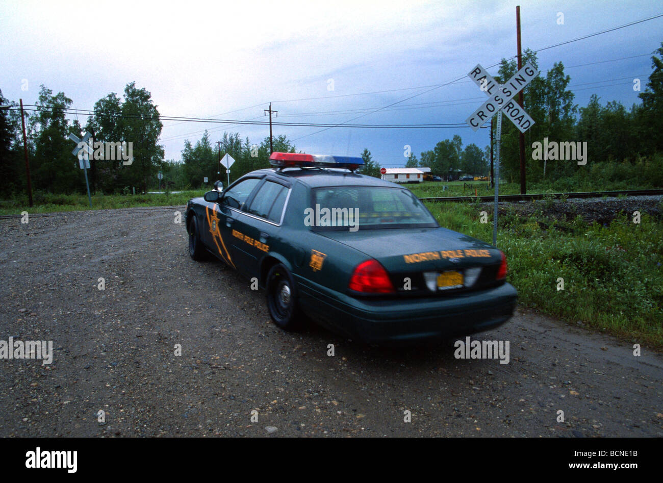 Pôle nord Voiture de police de conduire sur un passage à niveau au pôle Nord de l'Alaska États-Unis Banque D'Images