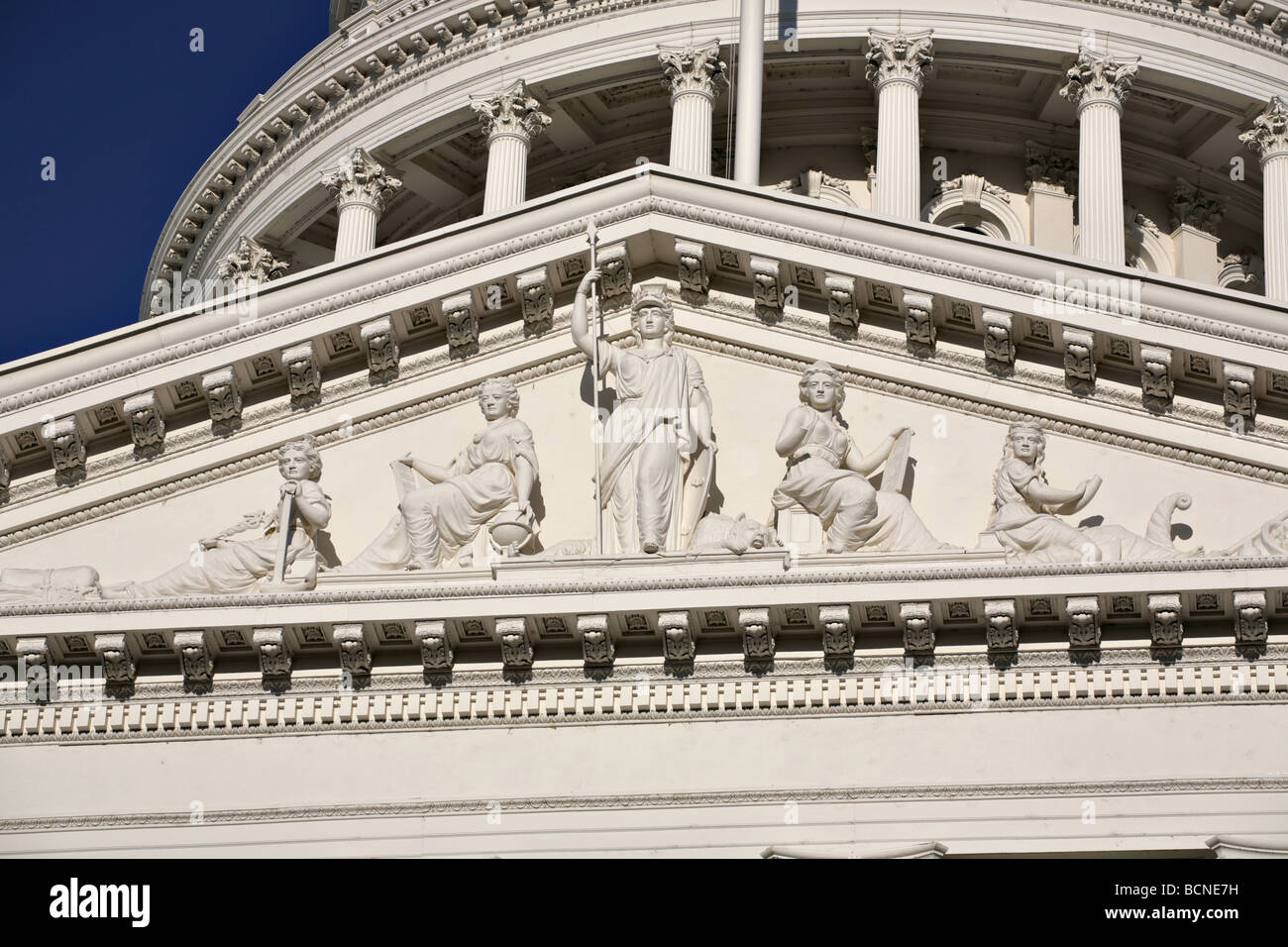 Minerva statue au Capitole de Californie elle est entourée par la justice l'éducation et de l'exploitation minière des statues Banque D'Images