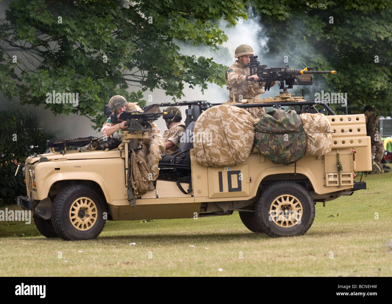 16e groupe d'appui feu air assault brigate fournissent des soldats portant sur l'incendie d'un landrover lors d'un affichage à Colchester milit Banque D'Images