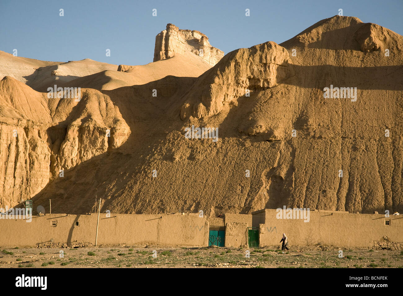 Chaque falaise de grès rouge, cette une près de Bamiyan, semble raconter une histoire même le "château" est un acte de la nature Banque D'Images