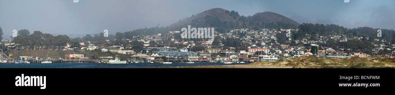 Un large panorama de la ville de Morro Bay, vus de l'autre côté du port sur Morro Rock. Banque D'Images