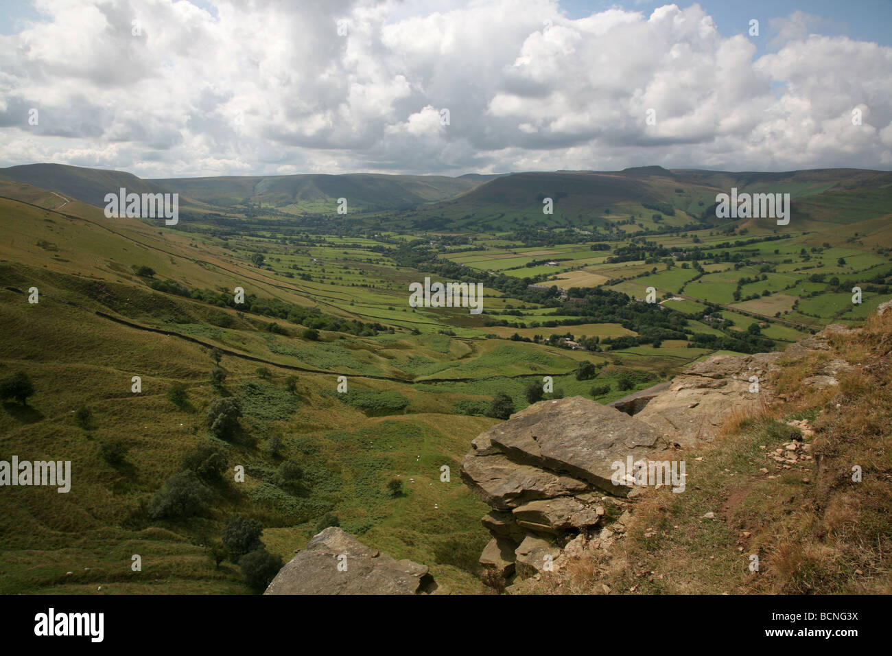 Avis de Mam Tor dans toute la vallée de Edale, parc national de Peak District, Derbyshire Banque D'Images