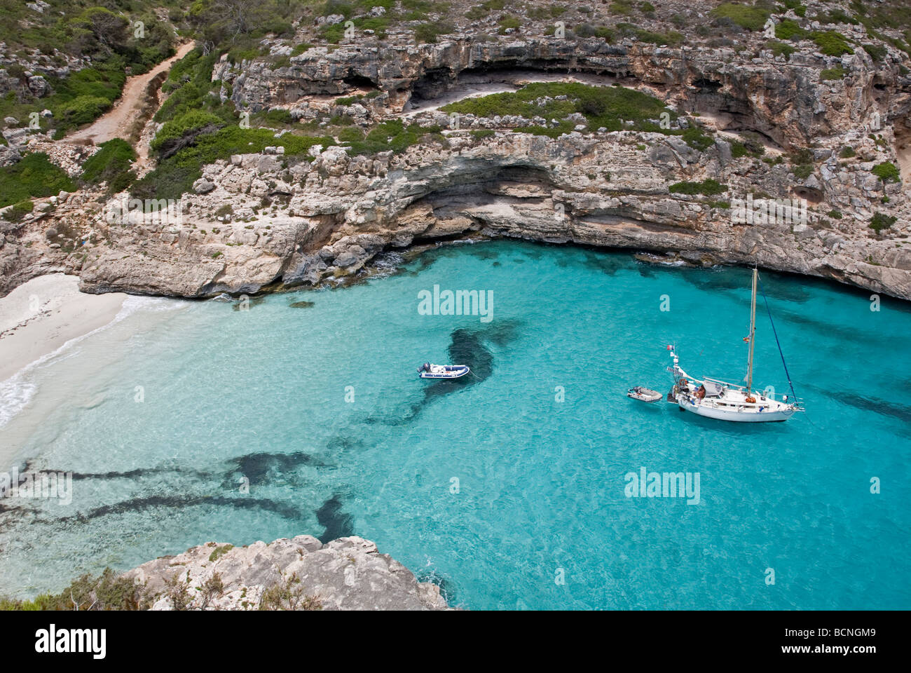 Bateau à voile Cala Marmols ancré à. L'île de Majorque. Espagne Banque D'Images