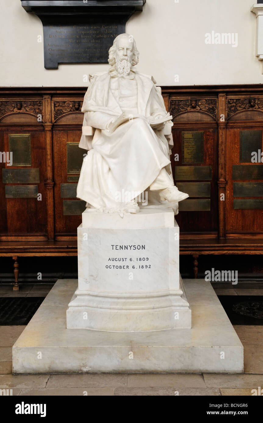 Statue d'Alfred Lord Tennyson dans l'antechapel Trinity College de Cambridge, Angleterre Royaume-uni Chapelle Banque D'Images