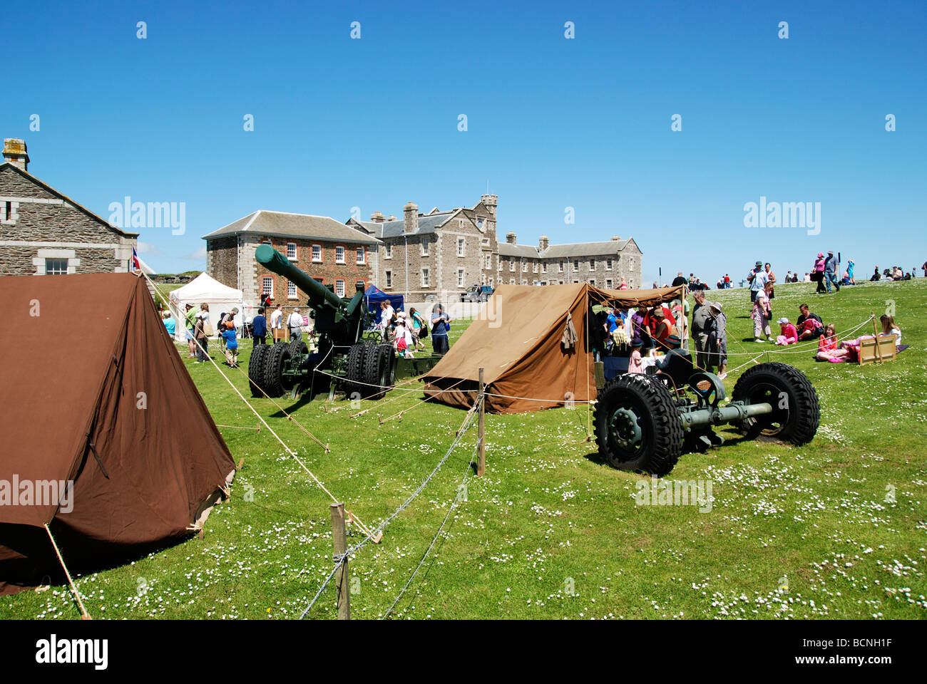 Tentes militaires et de l'équipement, à une seconde guerre mondiale memorial day à Falmouth en Cornouailles, Royaume-Uni Banque D'Images