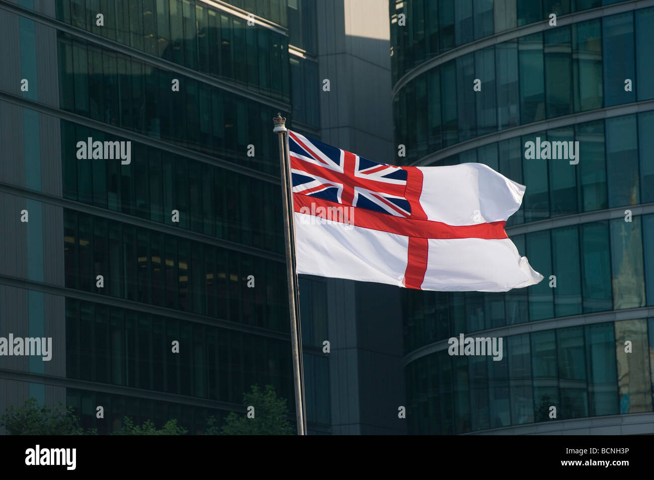 La Royal Navy Ensign Flying sur le croiseur sur la Tamise à Londres Banque D'Images