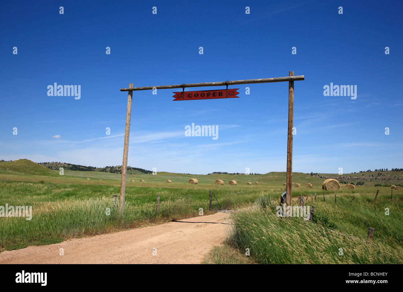 Un ranch gate dans Eastern Wyoming près de la ligne d'État du Dakota du Sud. Banque D'Images