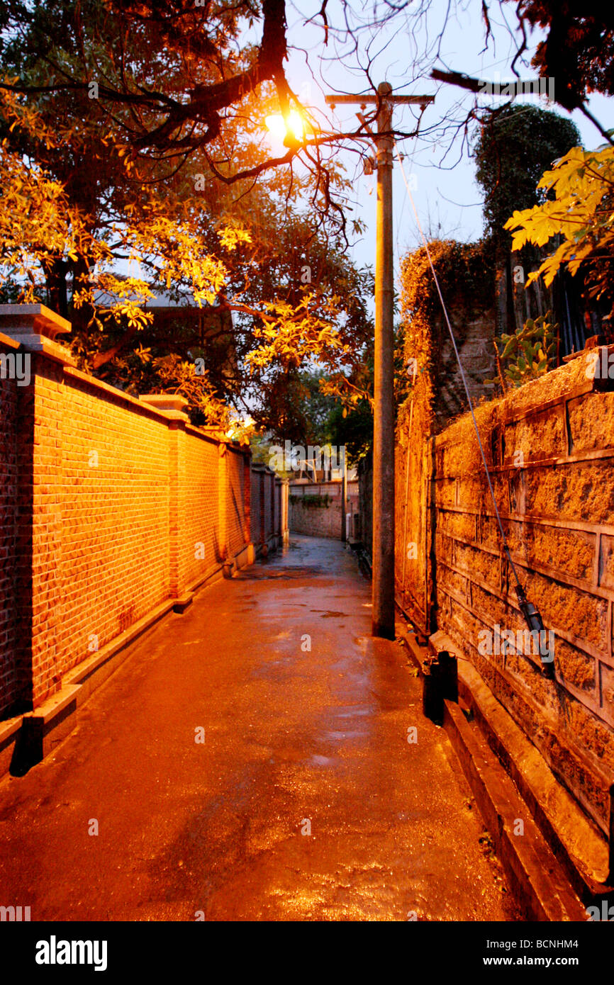 Ruelle étroite entre courtyard wall de maisons construites en période coloniale après la tombée de la nuit, l'île de Gulangyu, Xiamen, province du Fujian, Chine Banque D'Images