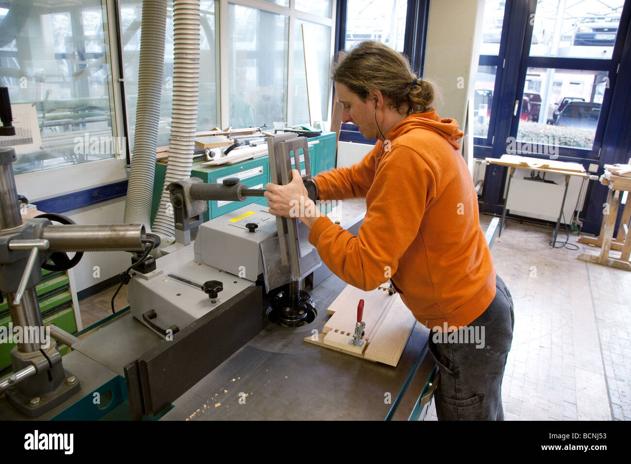 Pour le menuisier de formation à l'école de maîtres artisans à la Chambre de commerce de fraiseuse Banque D'Images