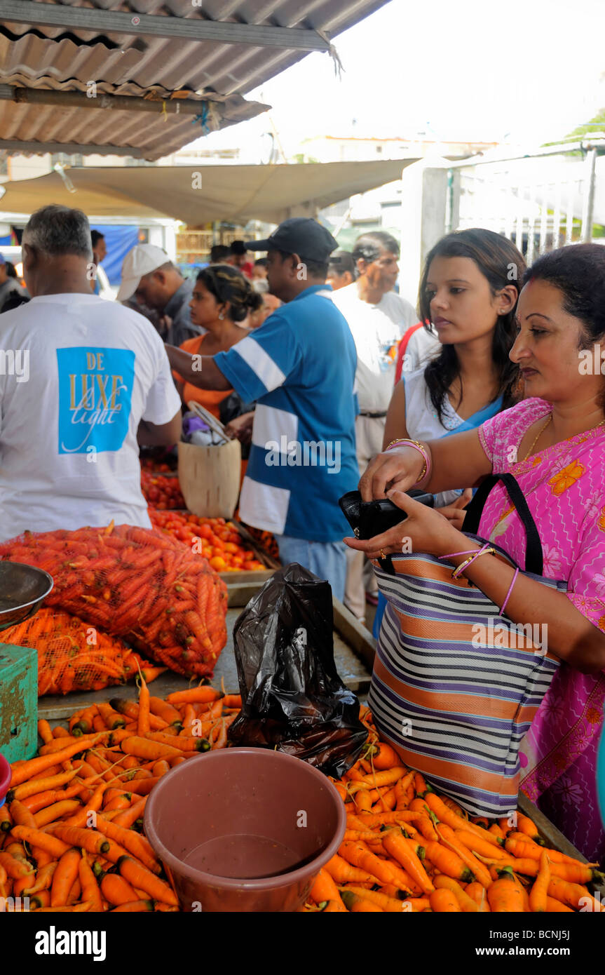 Les mauriciennes et de payer l'achat des carottes à Food Market, Mahebourg, Ile Maurice Banque D'Images
