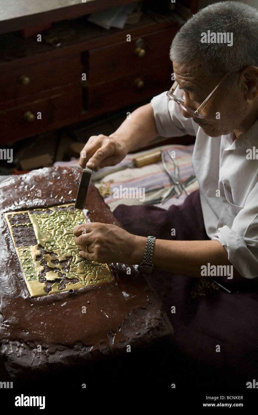 De travail sur les réfugiés tibétains de l'atelier à l'Institut Norbulingka. Sidhpur, Dharamsala. L'Himachal Pradesh. L'Inde. Banque D'Images