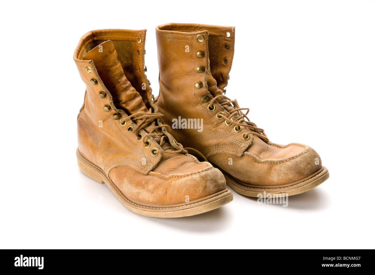 Vieilles bottes de travail à embout d'acier sur fond blanc Banque D'Images