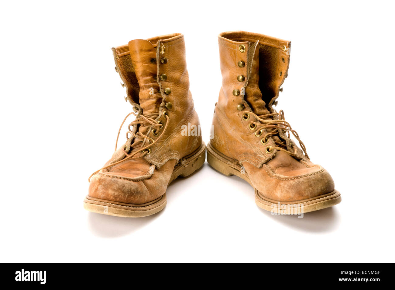 Vieilles bottes de travail à embout d'acier sur fond blanc Banque D'Images