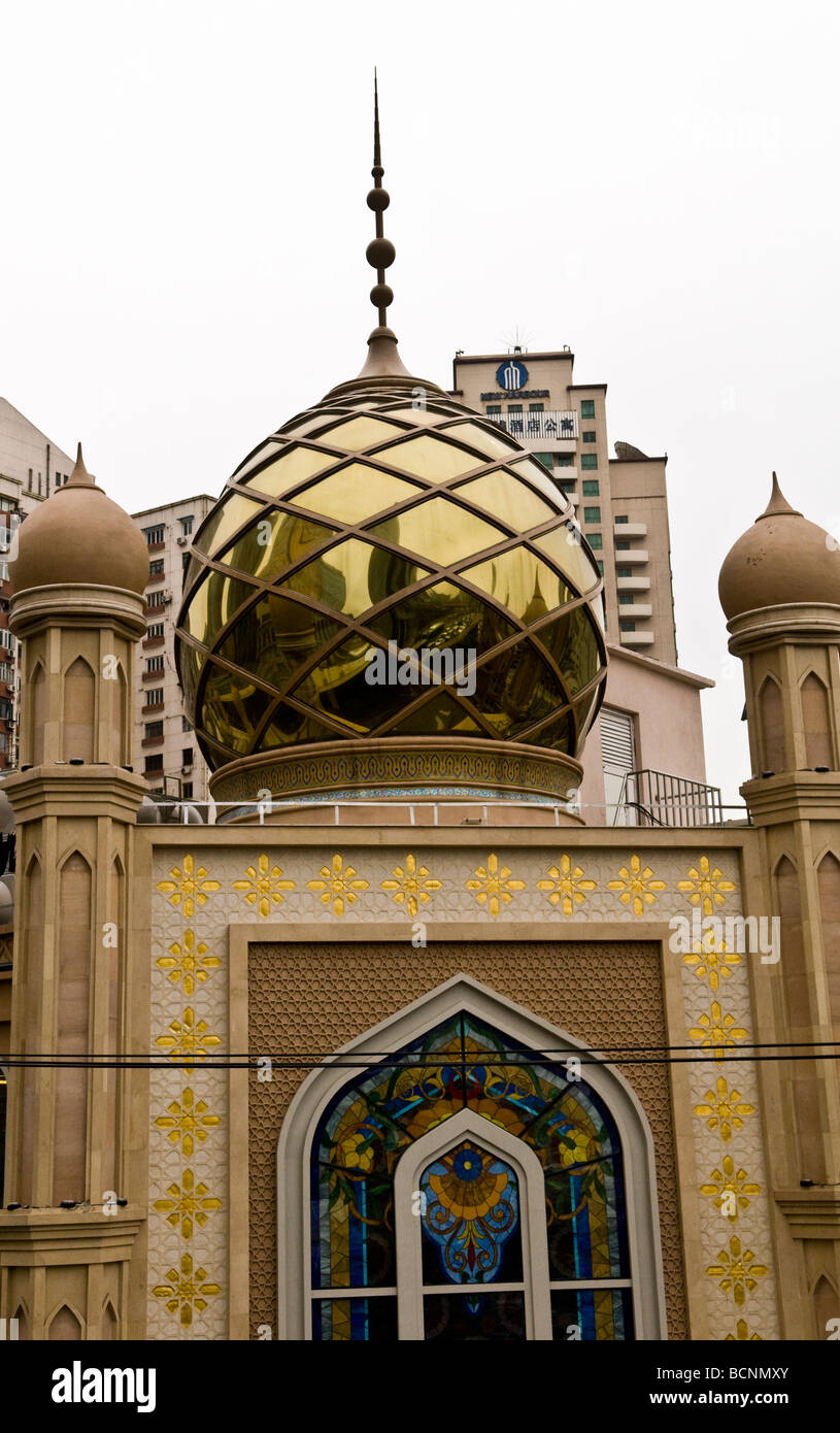 La circulation sur route surélevée YanAn vu sur le miroir d'un dôme mosquée locale à Shanghai en Chine. Banque D'Images