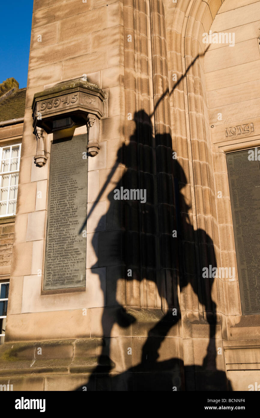 Scottish Borders Galashiels UK le mémorial de guerre avec l'ombre de la statue de dépouilleur de frontière Banque D'Images
