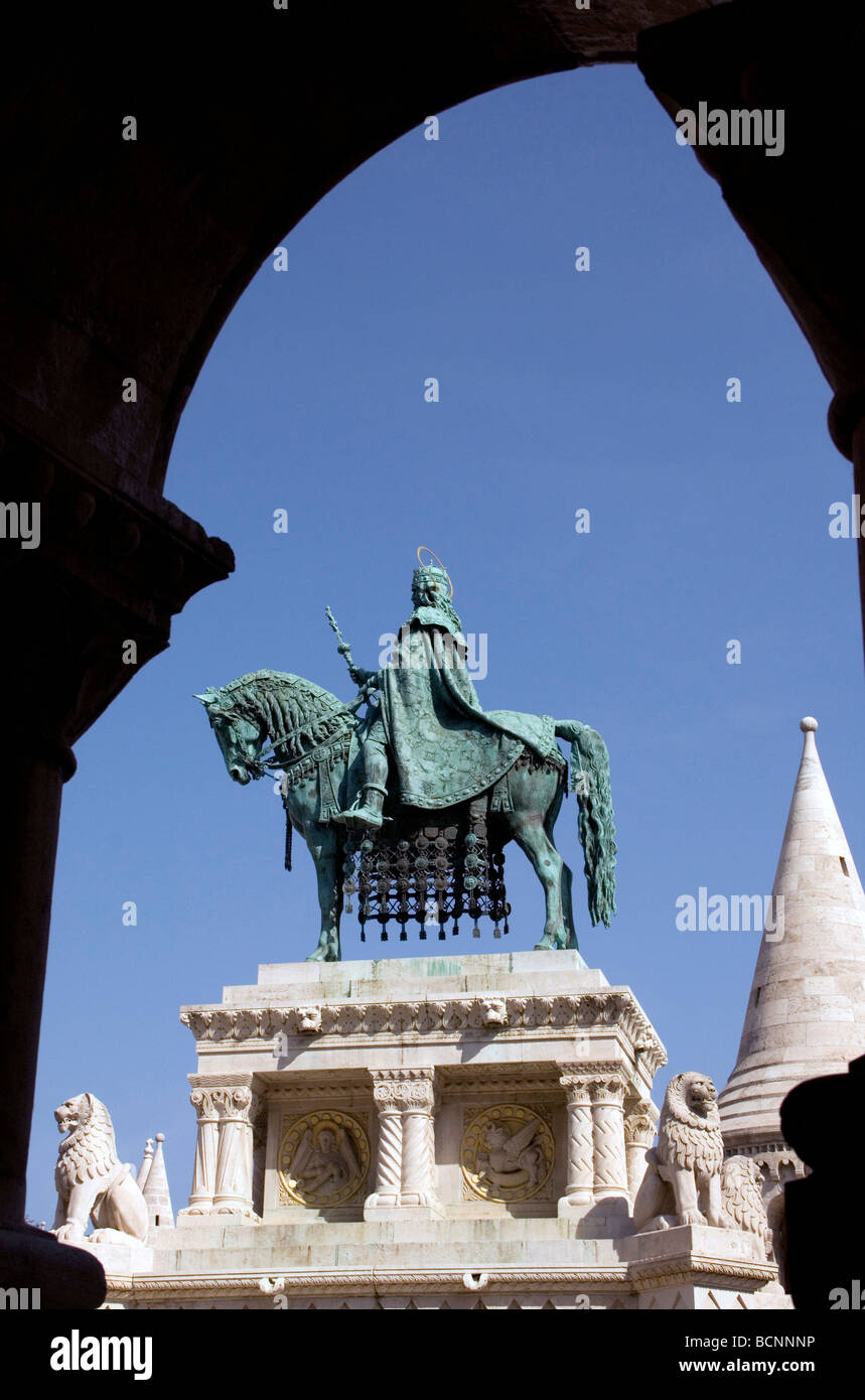 Statue de St Stephen, premier roi de Hongrie, près du quartier du château de Buda à Budapest l'église St Matthias Banque D'Images