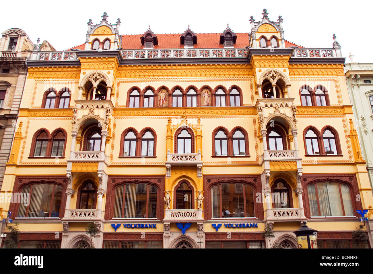 Ravageurs logement élégant bâtiment historique bureaux de Volksbank à Budapest Banque D'Images