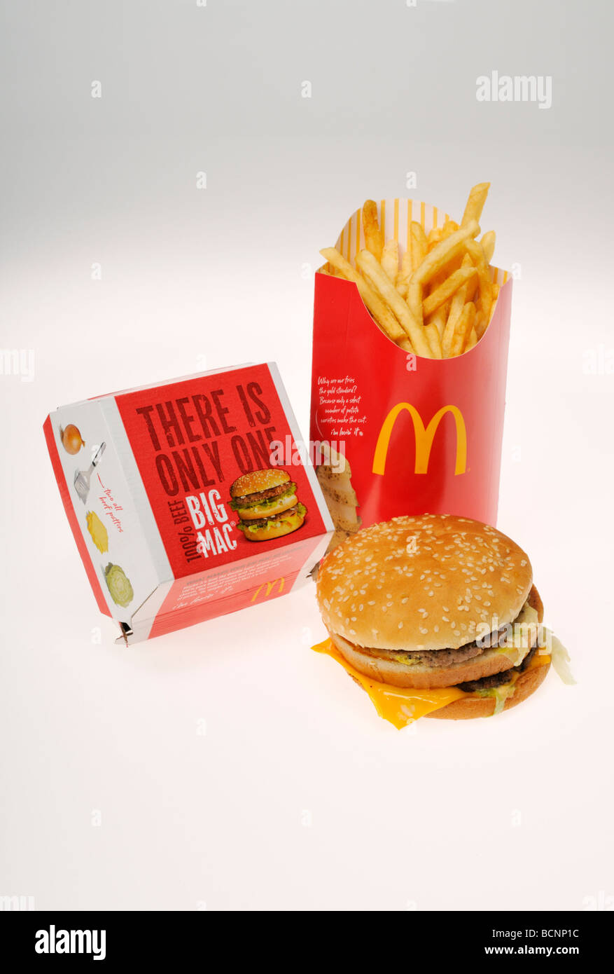 Big Mac Mcdonalds Cheeseburger et frites sur fond blanc, avec emballage découpe. Banque D'Images