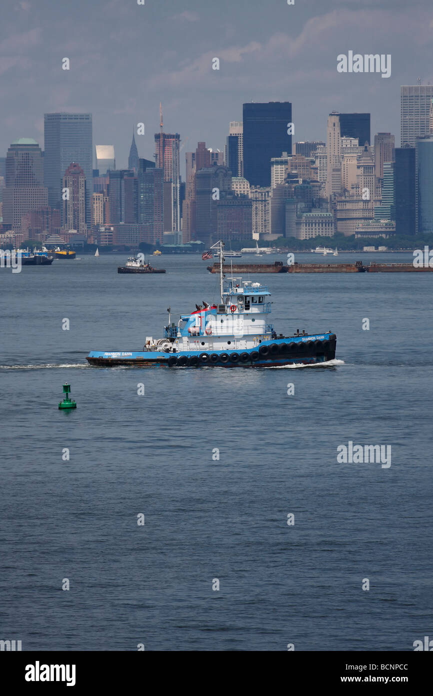 Les remorqueurs dans le port de New York. Banque D'Images