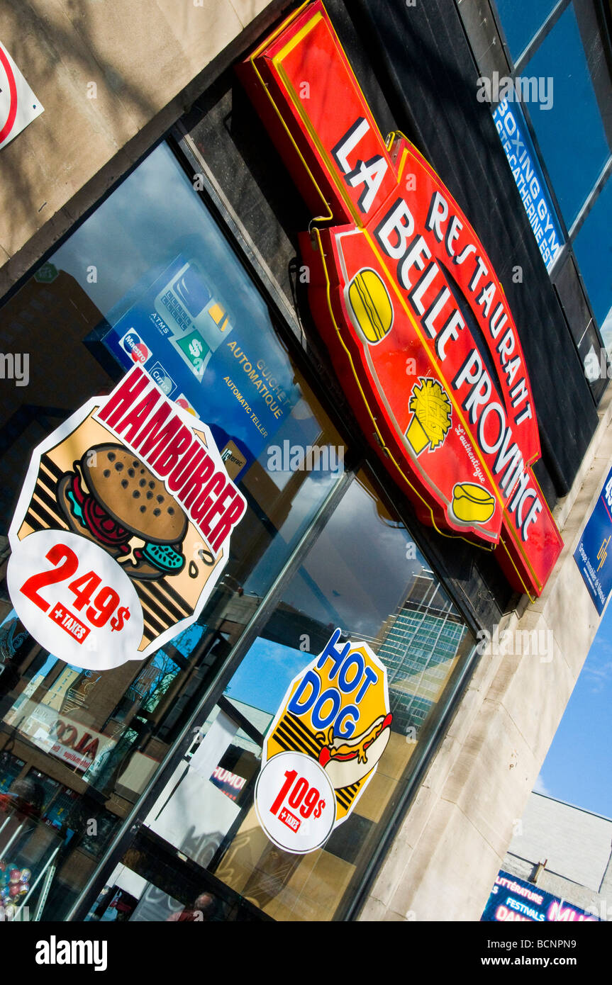 Chaîne de restauration rapide du Québec La Belle Province de vendre des hot-dogs et des poutines au centre-ville de Montréal Banque D'Images