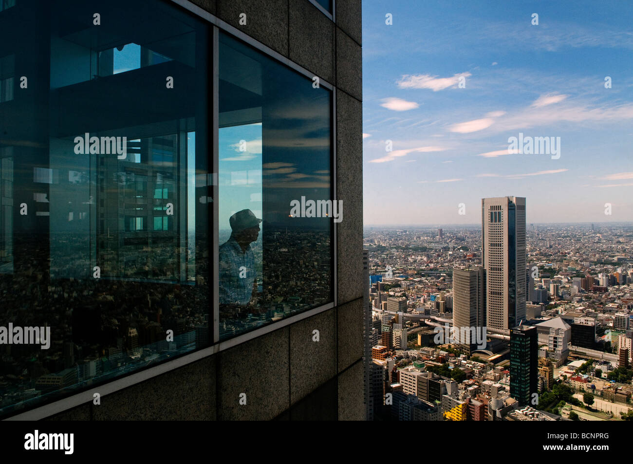 L'homme japonais pairs hors de la fenêtre de l'immeuble du gouvernement Métropolitain de Tokyo Japon Asakusa Banque D'Images