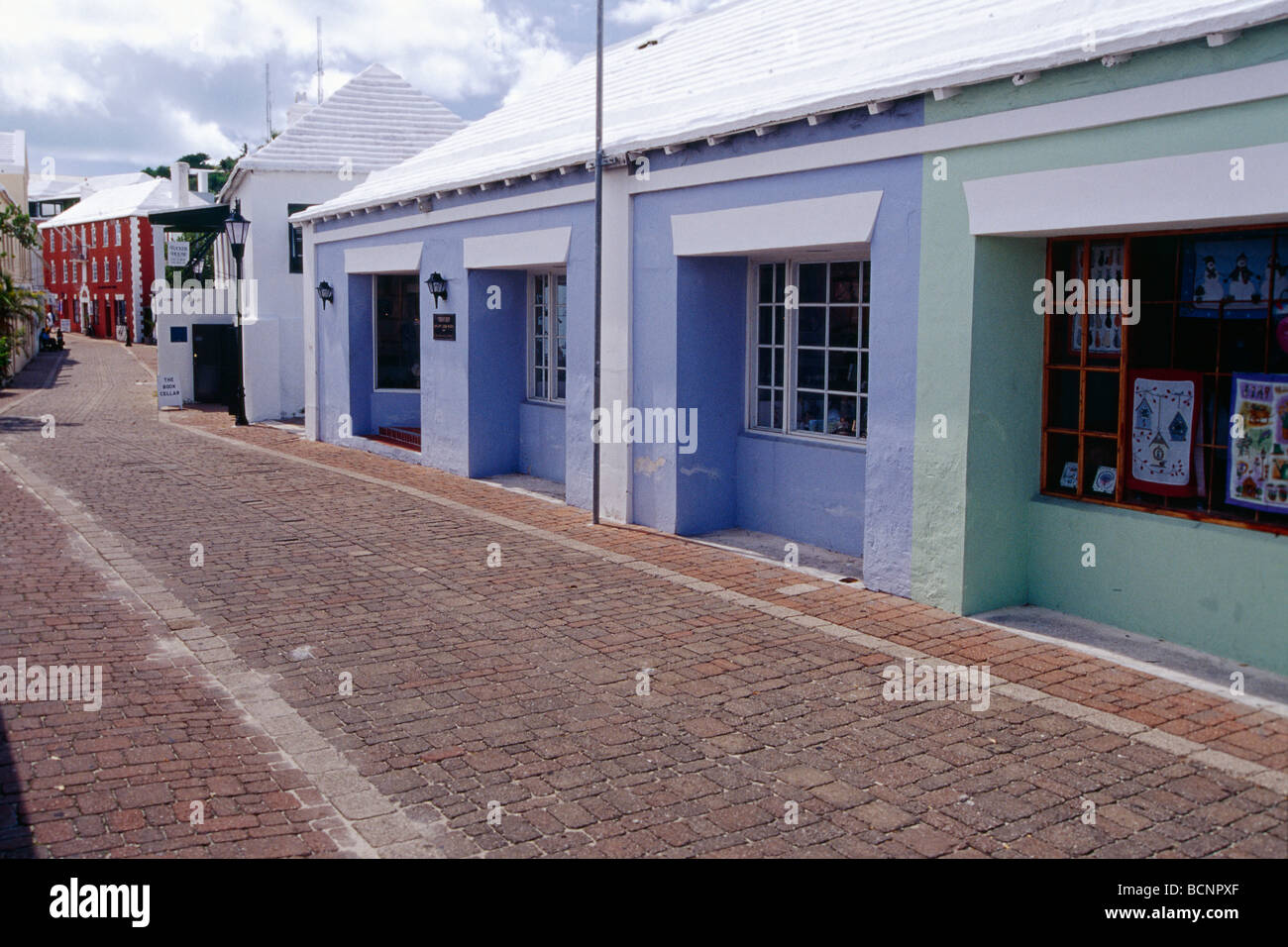 Rue Pavée avec des bâtiments colorés St Georges les Bermudes Banque D'Images
