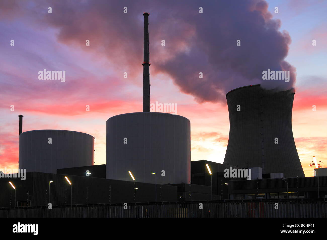 La centrale nucléaire de Gundremmingen en Bavière, Allemagne. 2 réacteurs REB active. Kernkraftwerk Gundremmingen, Bayern, Deutschland. Banque D'Images