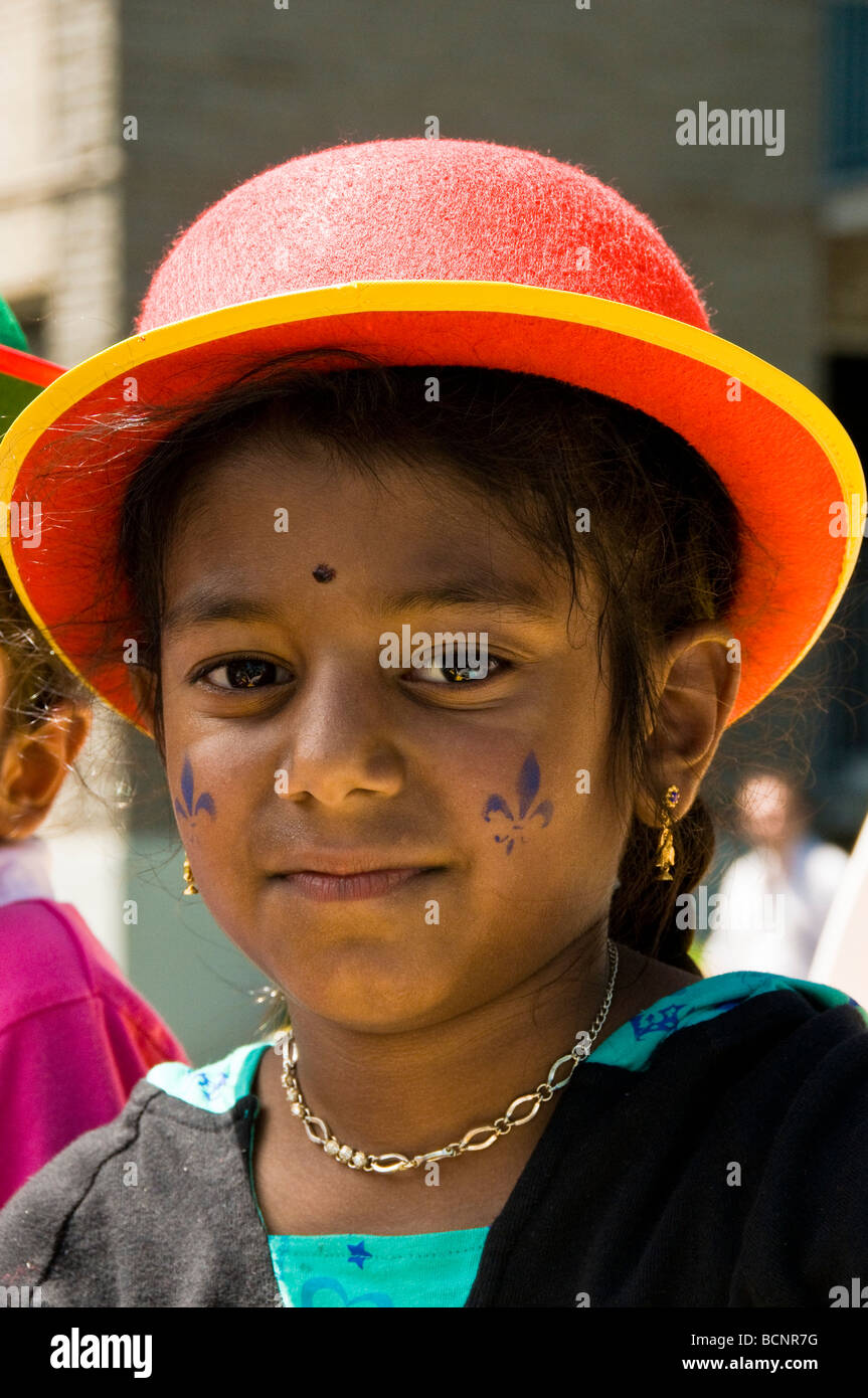 Portrait d'une fille avec de la fleur de lys symbole sur son visage au cours de Saint Jean Baptiste parade Montréal Québec Banque D'Images