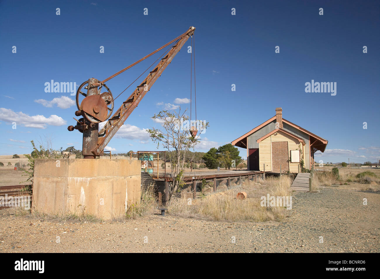Ancienne Grue et hangar de marchandises par chemin de fer Bungendore le sud de la Nouvelle-Galles du Sud Australie Banque D'Images