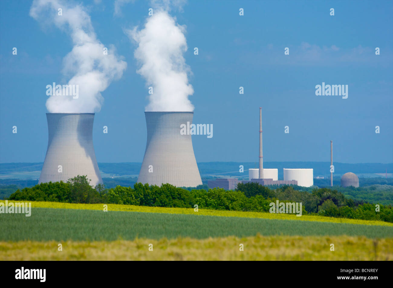 La centrale nucléaire de Gundremmingen en Bavière, Allemagne. 2 réacteurs REB active. Kernkraftwerk Gundremmingen, Bayern, Deutschland. Banque D'Images