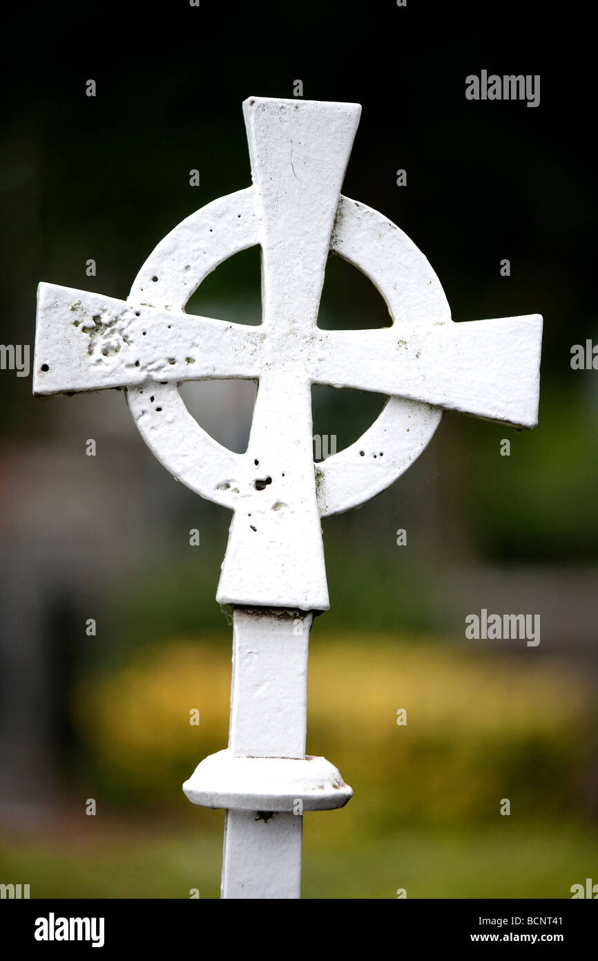 Croix celtique sur la porte de l'église post, comté de Limerick, l'Adare Banque D'Images