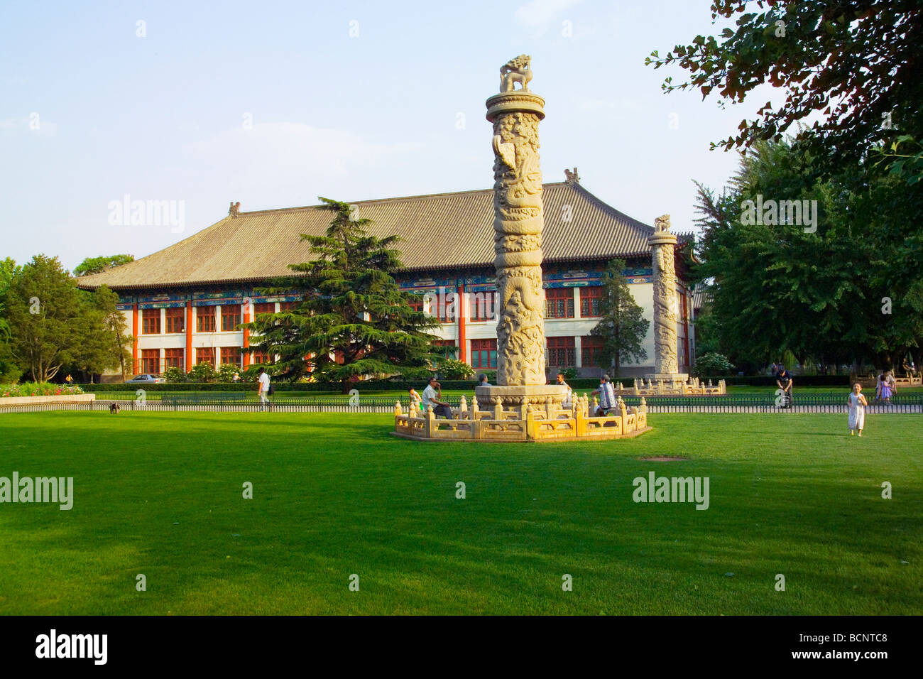 En pilier ornemental en face de la salle de conférences, l'Université de Pékin, Beijing, Chine Banque D'Images